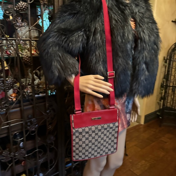 Beautiful Gucci Messenger Crossbody Bag - Picture 7 of 10